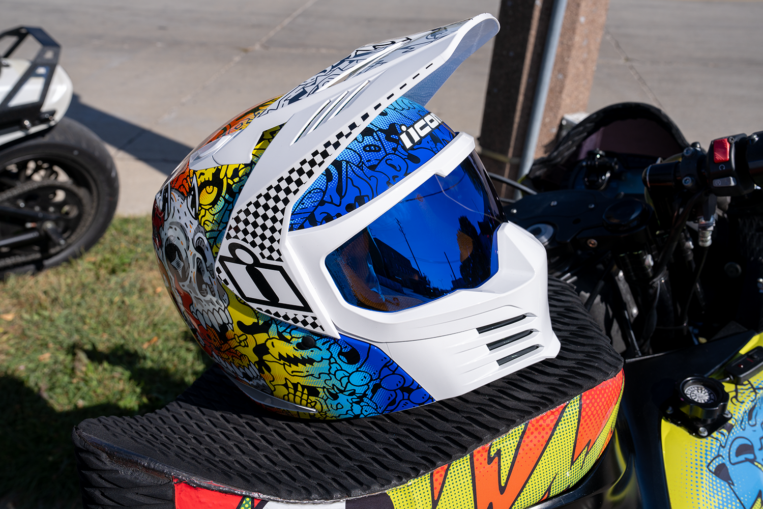 Elsinore™ Doodle 3 Helmet